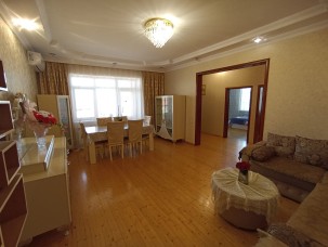 Qaraçuxur, Satılır Həyət evi, 10 otaqlı, 300 m²